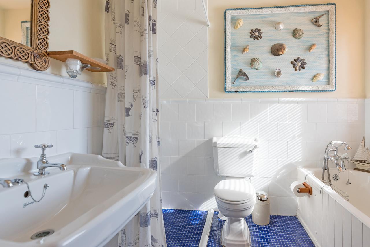 Отель Dolphin Beach House Клифден Экстерьер фото