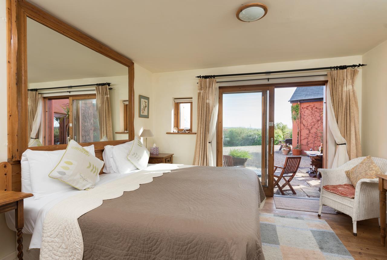 Отель Dolphin Beach House Клифден Экстерьер фото