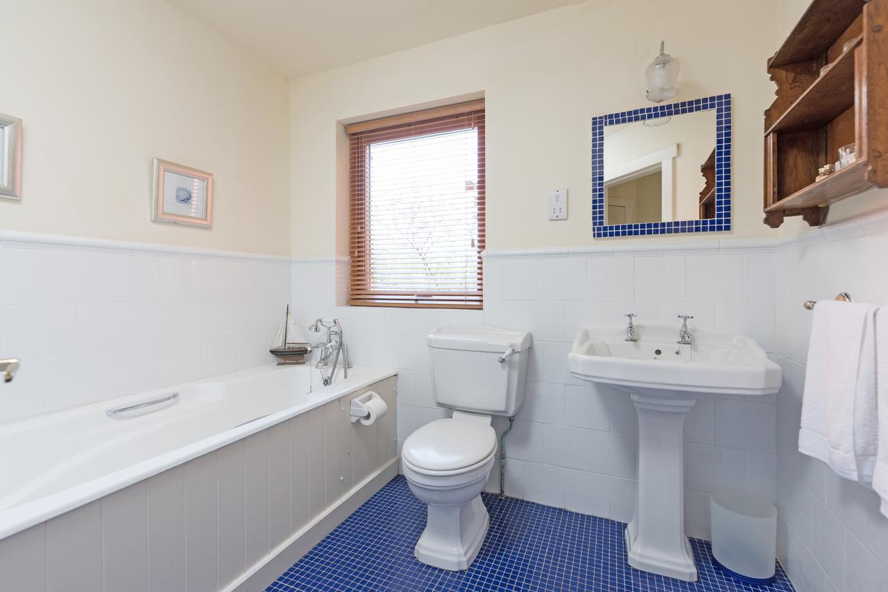Отель Dolphin Beach House Клифден Экстерьер фото