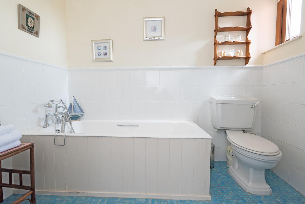 Отель Dolphin Beach House Клифден Экстерьер фото